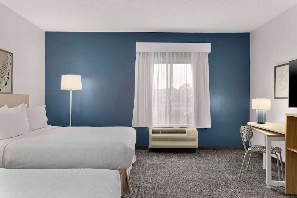 Spark by Hilton Newcomerstown Room, 2 Queen Beds, Accessible (Mobility & Hearing, Roll-in Shower) 5