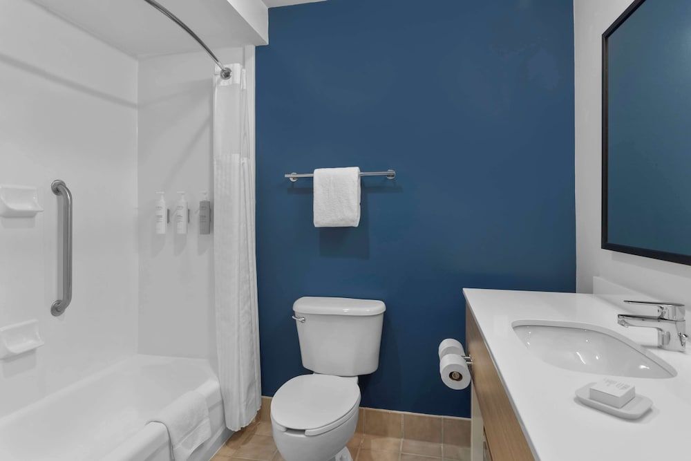 Spark by Hilton Newcomerstown Room, 2 Queen Beds 3