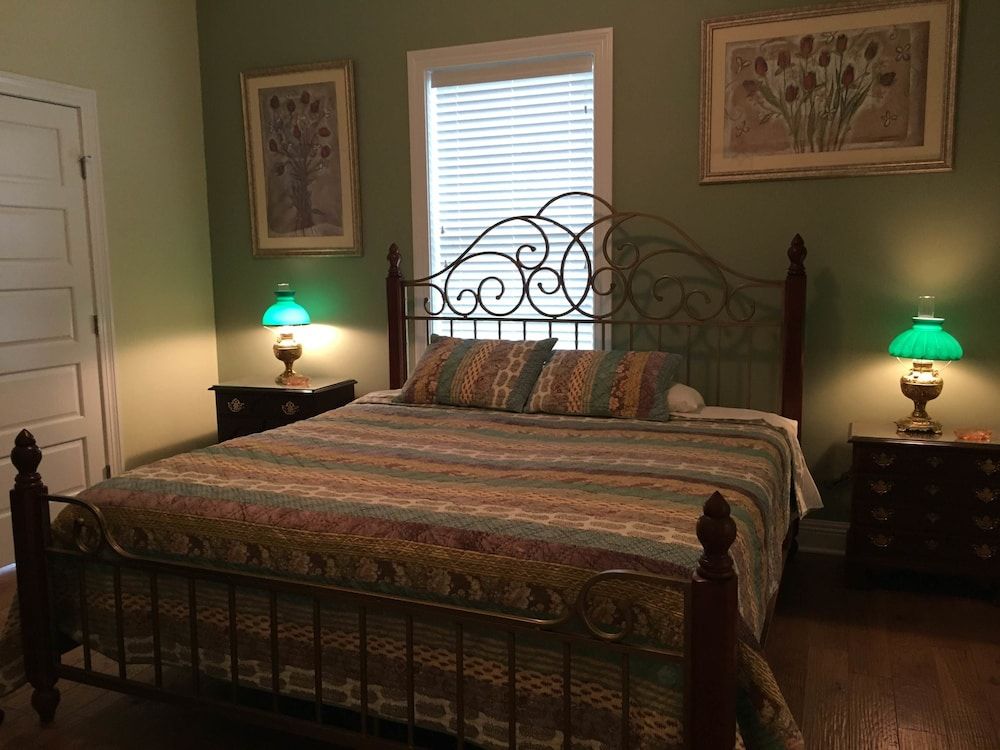 Suite, 1 King Bed, Private Bathroom (Orchid Suite)