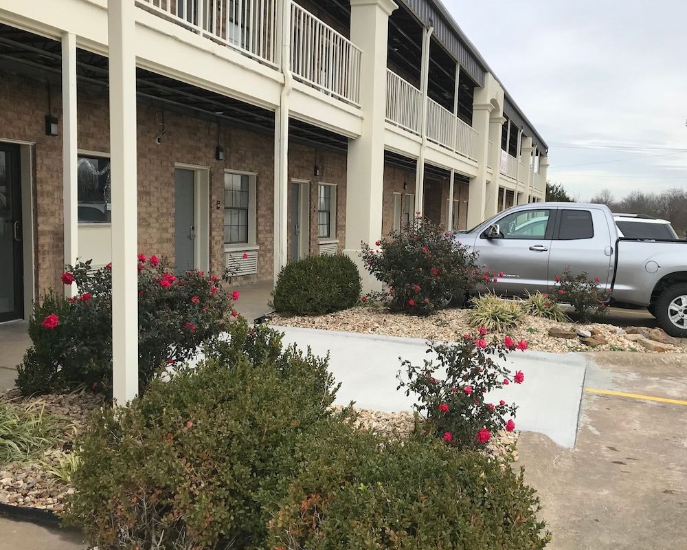 Walnut Inn Motel Basic Room, 1 King Bed, Non Smoking 5