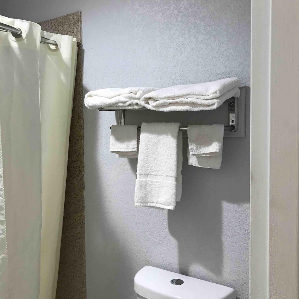 Walnut Inn Motel Basic Room, 1 King Bed, Non Smoking 3