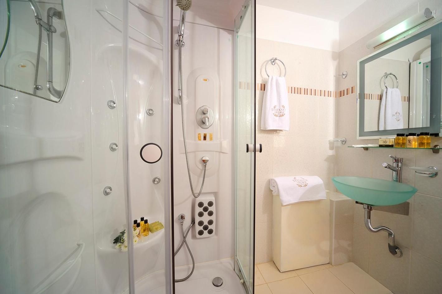 Deluxe Junior Suite Jetted Tub