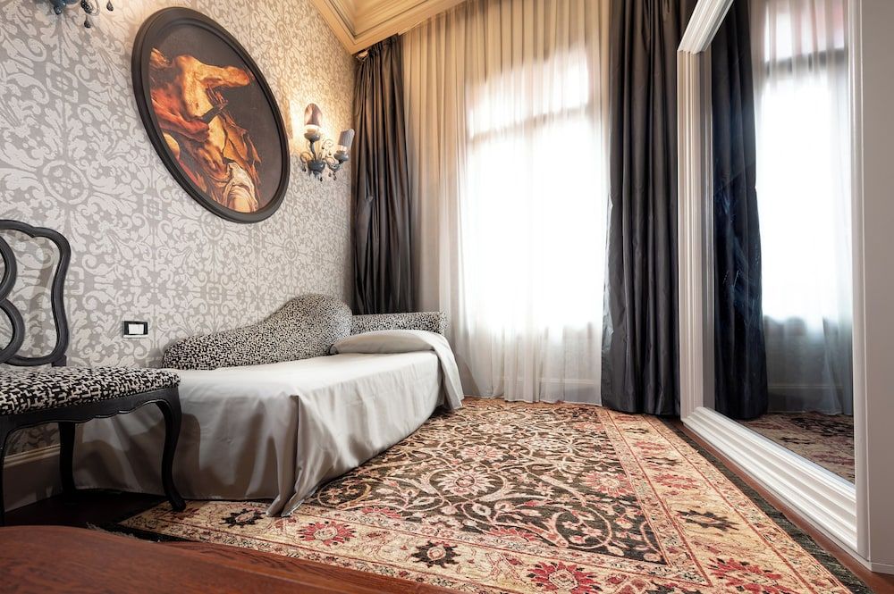 Palazzetto Madonna Suite, Canal View 11