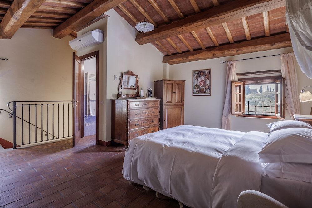Junior Studio Suite, 1 Queen Bed, Non Smoking, Mountain View
