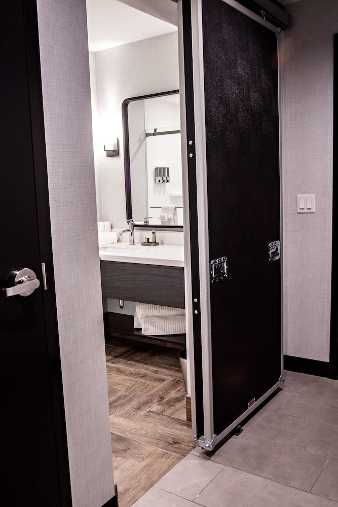 Hotel Rock Lititz Deluxe Room, 2 Queen Beds, Accessible 4