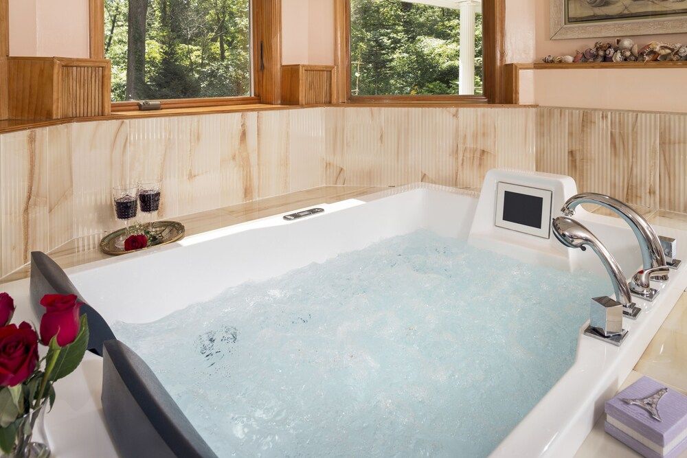 Cherry Valley Manor Luxury Bed and Breakfast Jacuzzi with a View 3