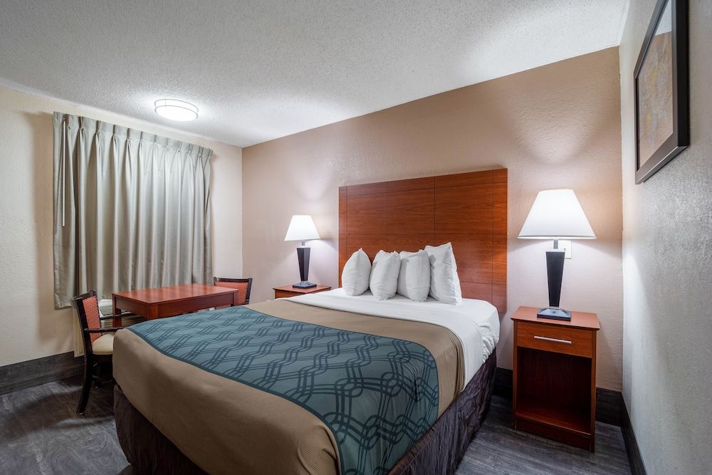 Basic Room, 1 Queen Bed, Smoking