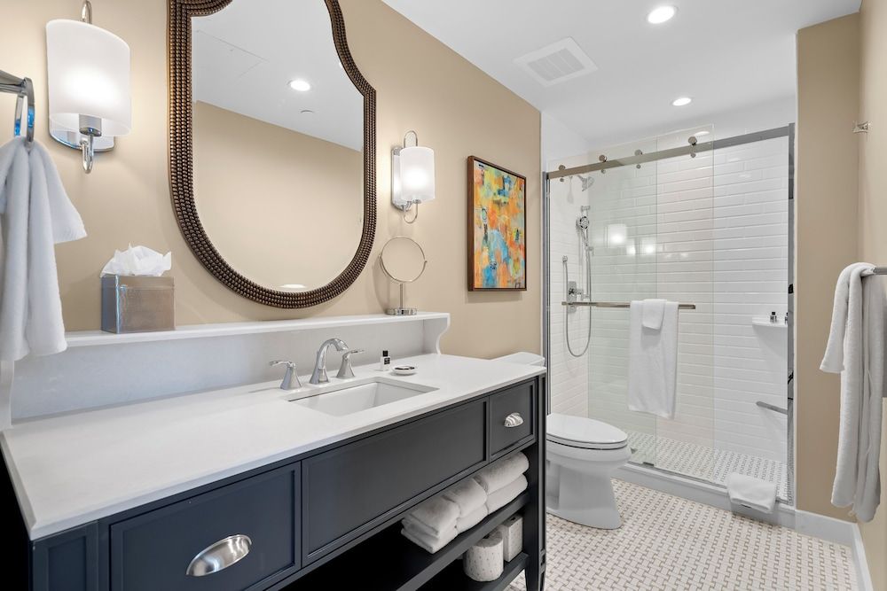 The Shepherd Hotel Downtown Clemson Standard Room, 1 King Bed 3