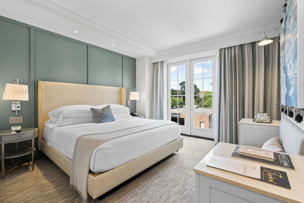 The Shepherd Hotel Downtown Clemson Signature Room, 1 King Bed 2