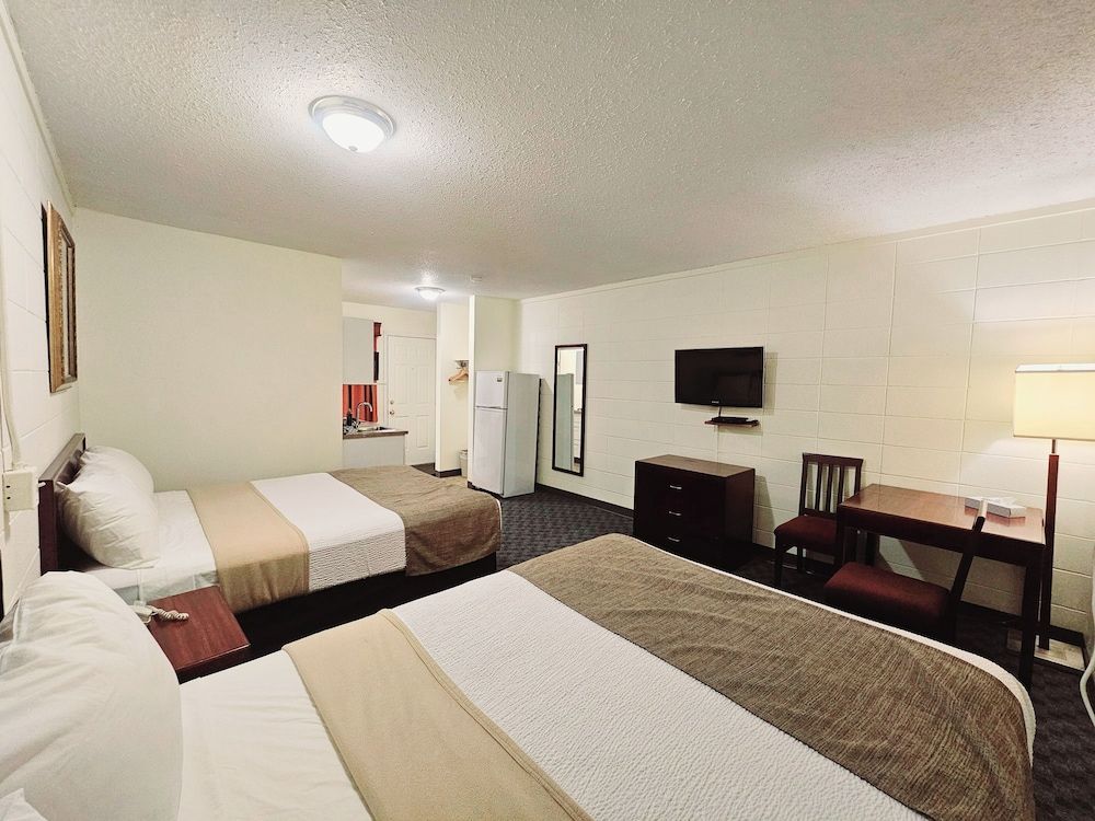 Canadian Motor Inn Double Kitchenette with Two Queens 8