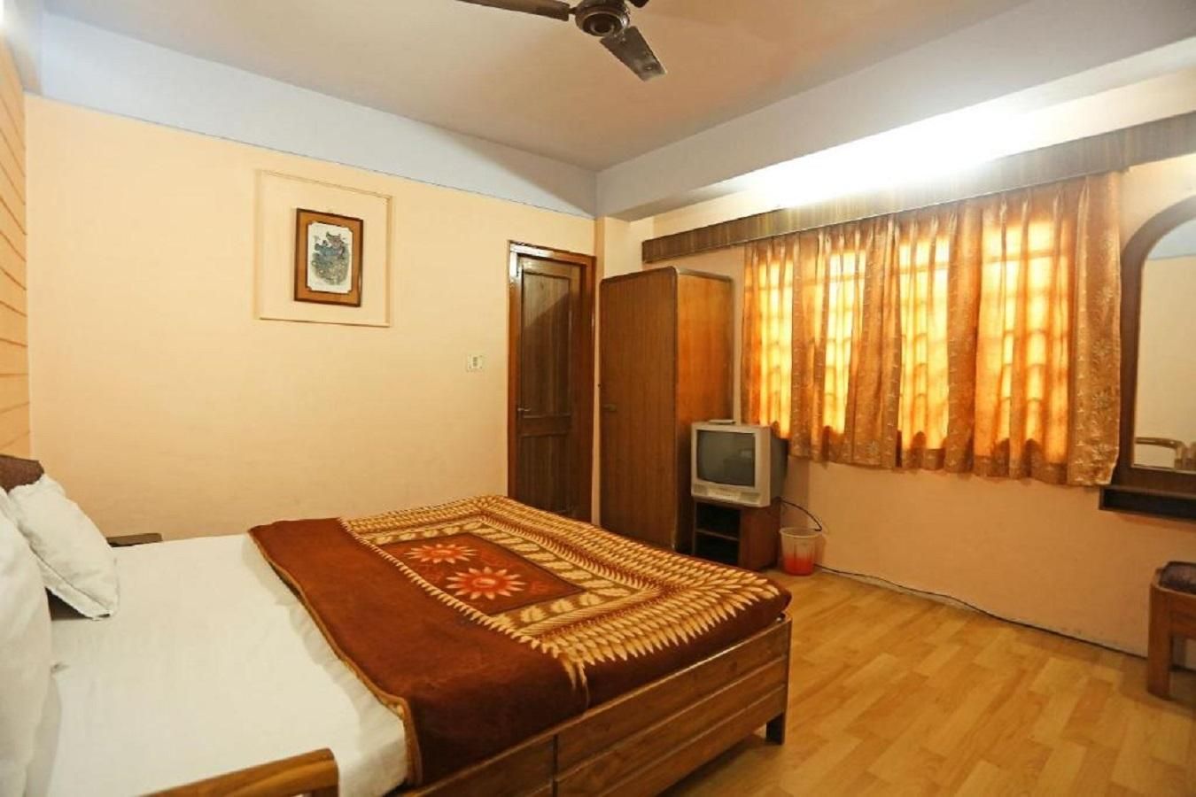 Goroomgo Radha Continental Nainital Deluxe Double Room, 1 Bedroom 3