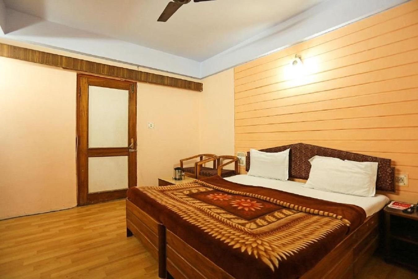 Goroomgo Radha Continental Nainital Deluxe Double Room, 1 Bedroom 2