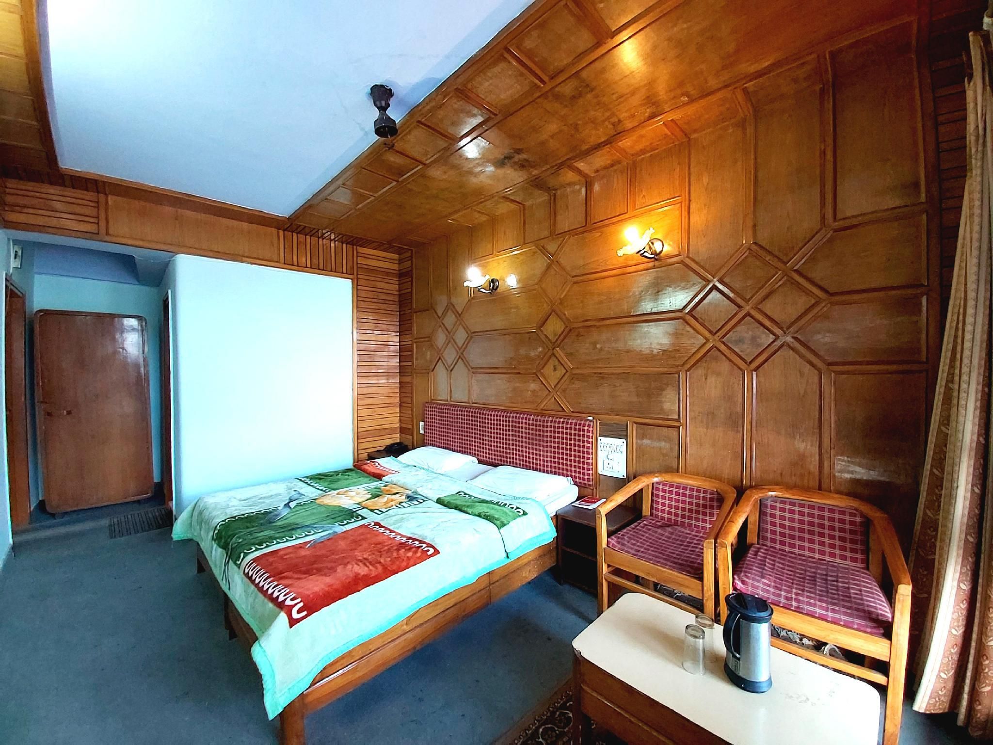 Goroomgo Radha Continental Nainital Deluxe Double Room, 1 Bedroom