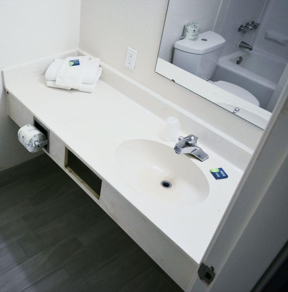 USA Economy Lodge Premium Room, 1 King Bed 4