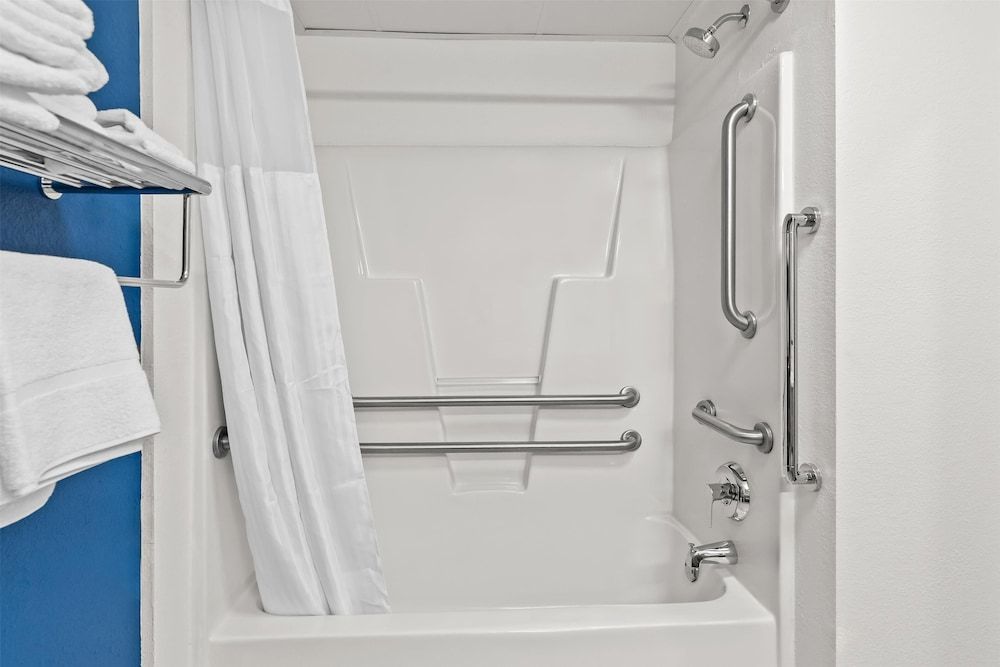 Spark by Hilton Sumter Room, 1 King Bed, Accessible, Bathtub (Mobility & Hearing) 4