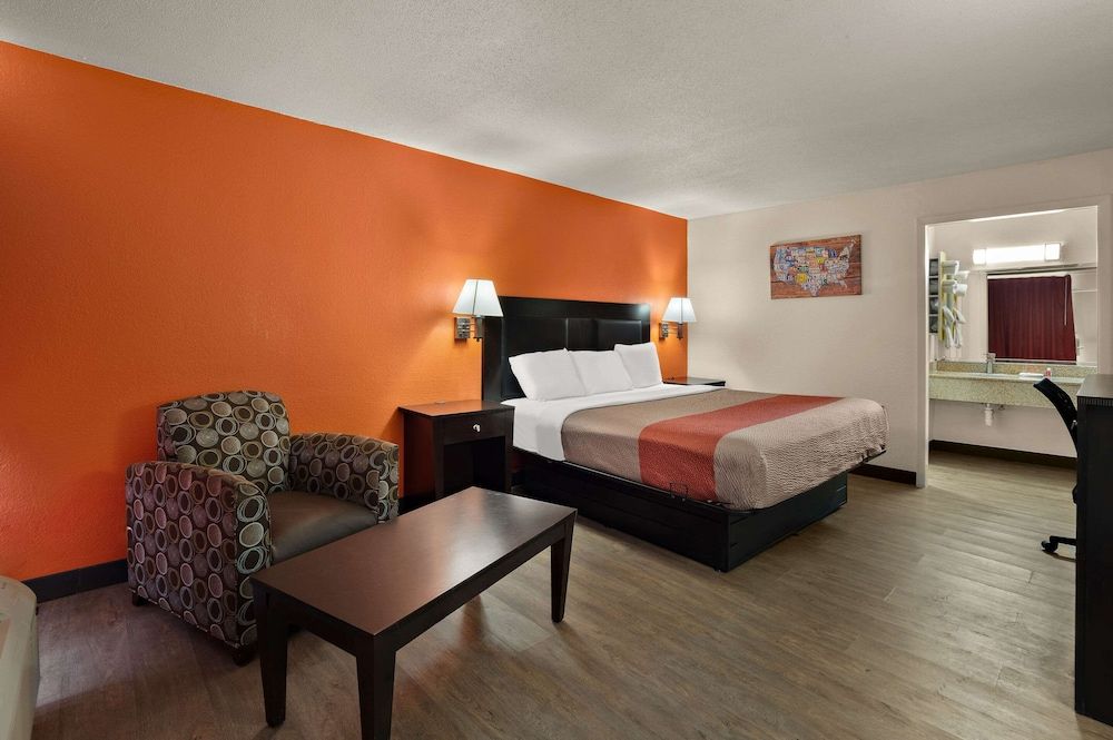 Econo Lodge Standard Room, 1 King Bed, Smoking 5