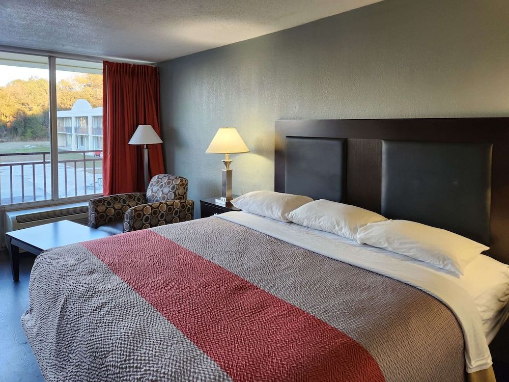 Econo Lodge Standard Room, 1 King Bed, Smoking