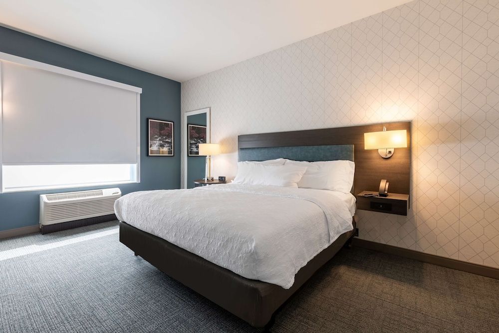 Suite, 1 King Bed, Accessible, Bathtub