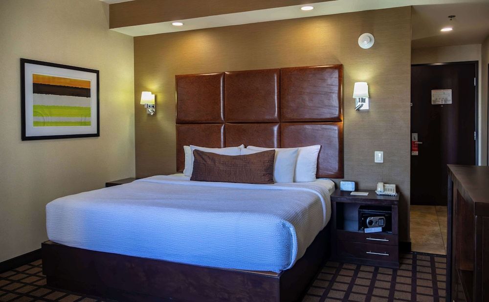 Best Western Premier Monterrey Aeropuerto Standard Room, 1 King Bed, Non Smoking, Microwave (EXPEDIA) 6