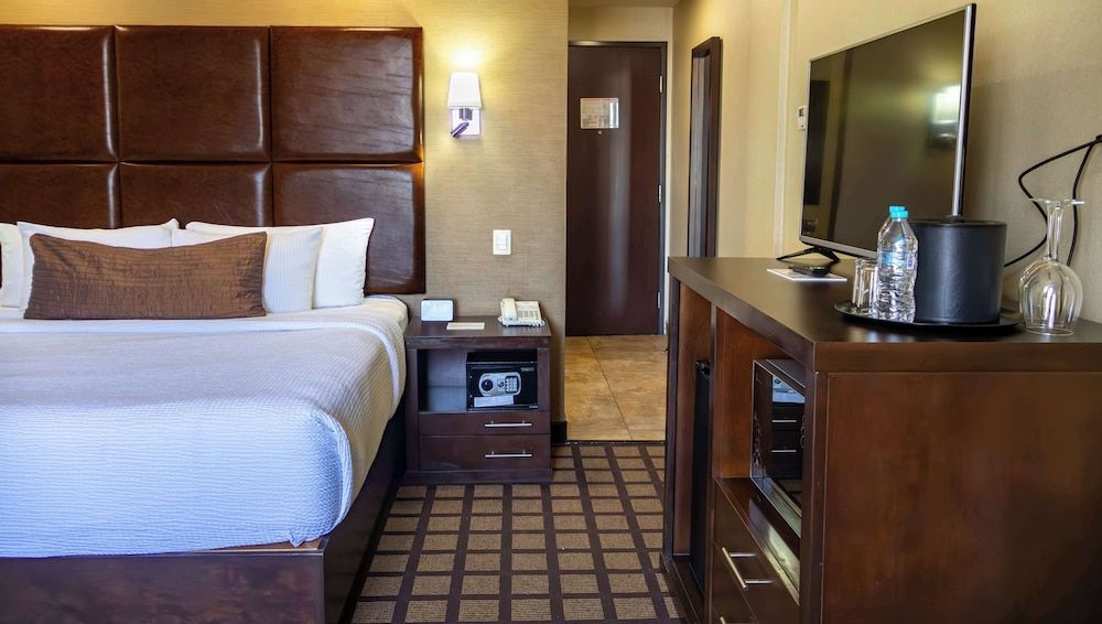 Best Western Premier Monterrey Aeropuerto Standard Room, 1 King Bed, Non Smoking, Microwave (EXPEDIA) 7