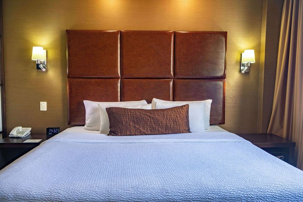 Best Western Premier Monterrey Aeropuerto Suite, 1 King Bed, Non Smoking, Microwave (with Sofabed)