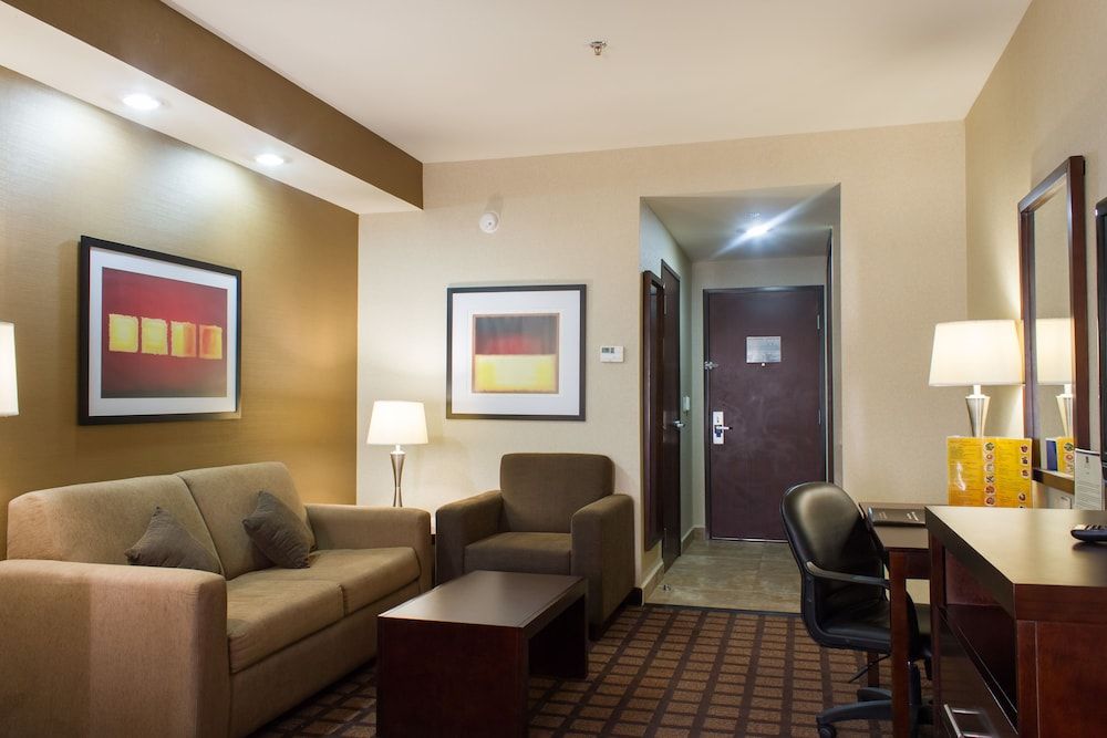 Best Western Premier Monterrey Aeropuerto Suite, 1 King Bed, Non Smoking, Microwave (with Sofabed) 12