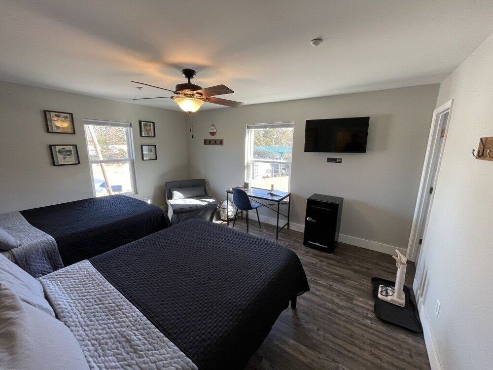 Talkin Tackle Outfitter and Lodge Standard Room 2