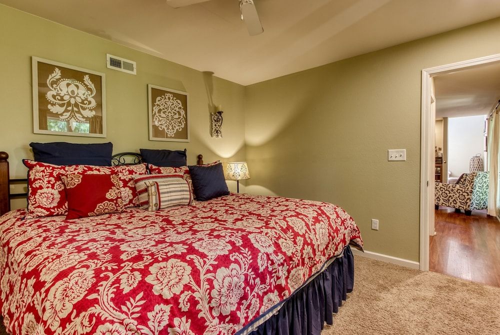 Deer & Doe by HoneyBearCabins Panoramic Cabin, 4 Bedrooms, Mountain View 8