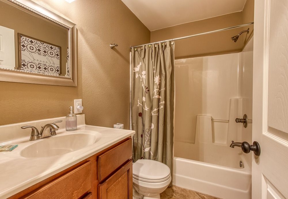 Deer & Doe by HoneyBearCabins Panoramic Cabin, 4 Bedrooms, Mountain View 11