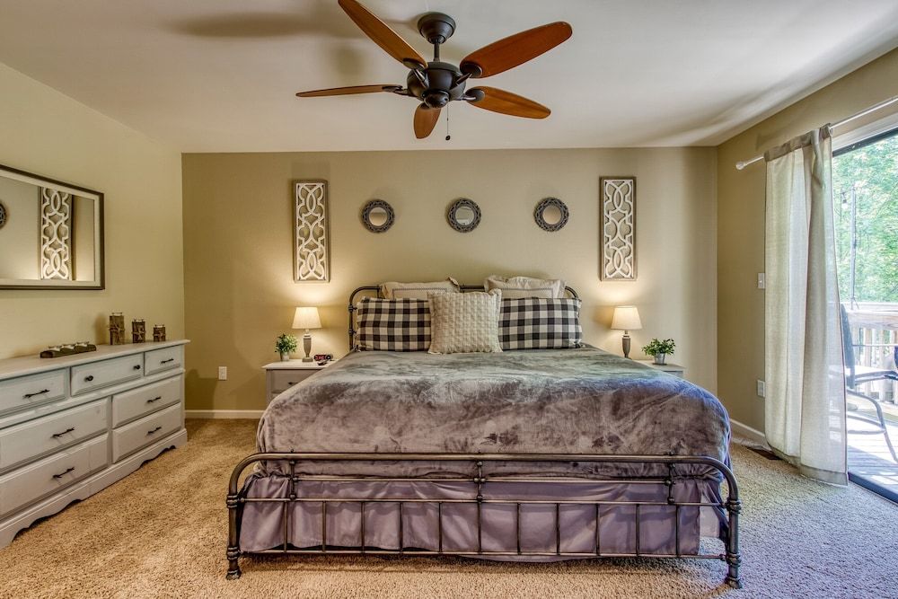 Deer & Doe by HoneyBearCabins Panoramic Cabin, 4 Bedrooms, Mountain View