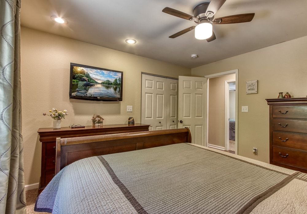 Deer & Doe by HoneyBearCabins Panoramic Cabin, 4 Bedrooms, Mountain View 14