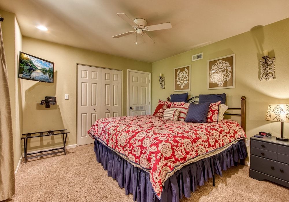 Deer & Doe by HoneyBearCabins Panoramic Cabin, 4 Bedrooms, Mountain View 6