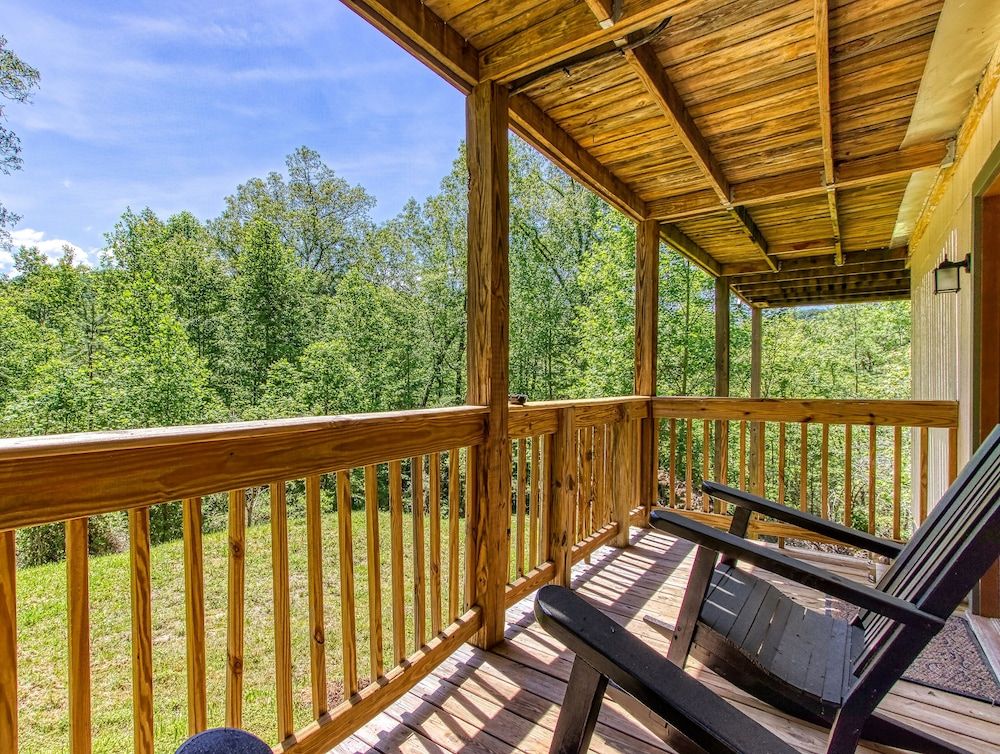 Deer & Doe by HoneyBearCabins Panoramic Cabin, 4 Bedrooms, Mountain View 9