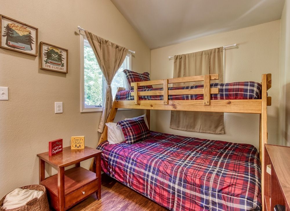 Deer & Doe by HoneyBearCabins Panoramic Cabin, 4 Bedrooms, Mountain View 7