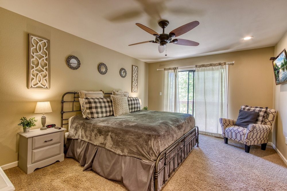 Deer & Doe by HoneyBearCabins Panoramic Cabin, 4 Bedrooms, Mountain View 3