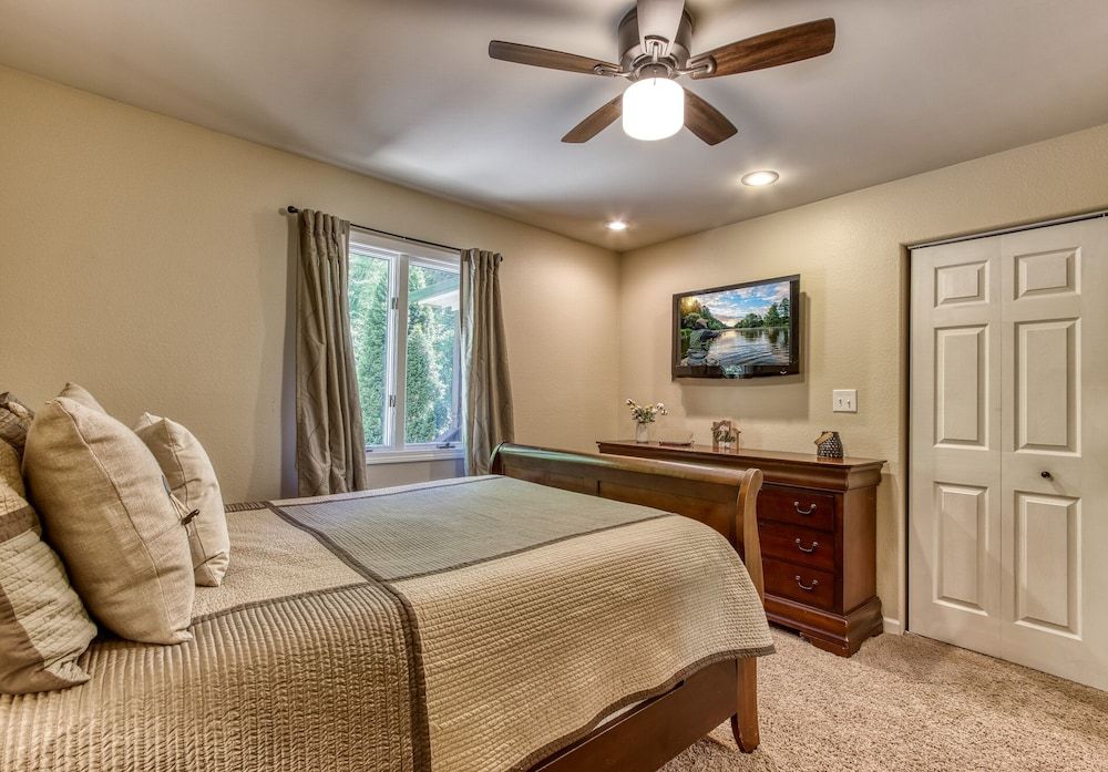 Deer & Doe by HoneyBearCabins Panoramic Cabin, 4 Bedrooms, Mountain View 4