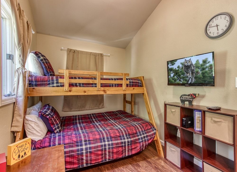 Deer & Doe by HoneyBearCabins Panoramic Cabin, 4 Bedrooms, Mountain View 5