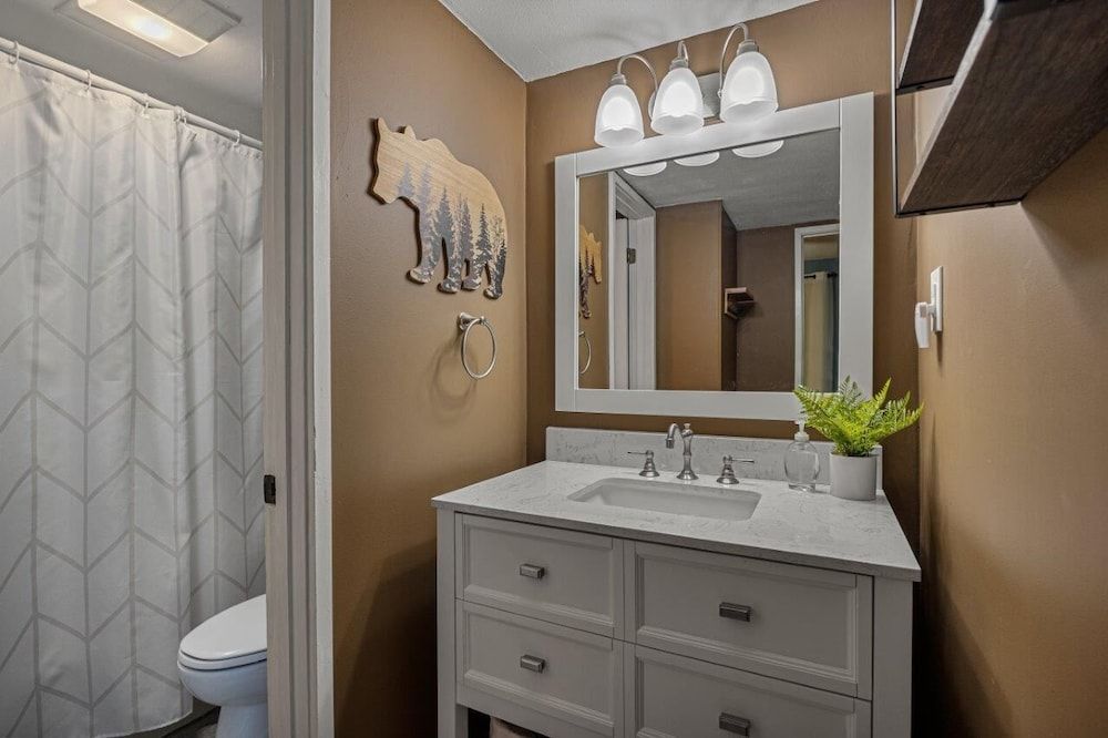 Bearadise Mountain Getaway Condo, 1 Queen Bed with Sofa bed, Patio, Garden View 4