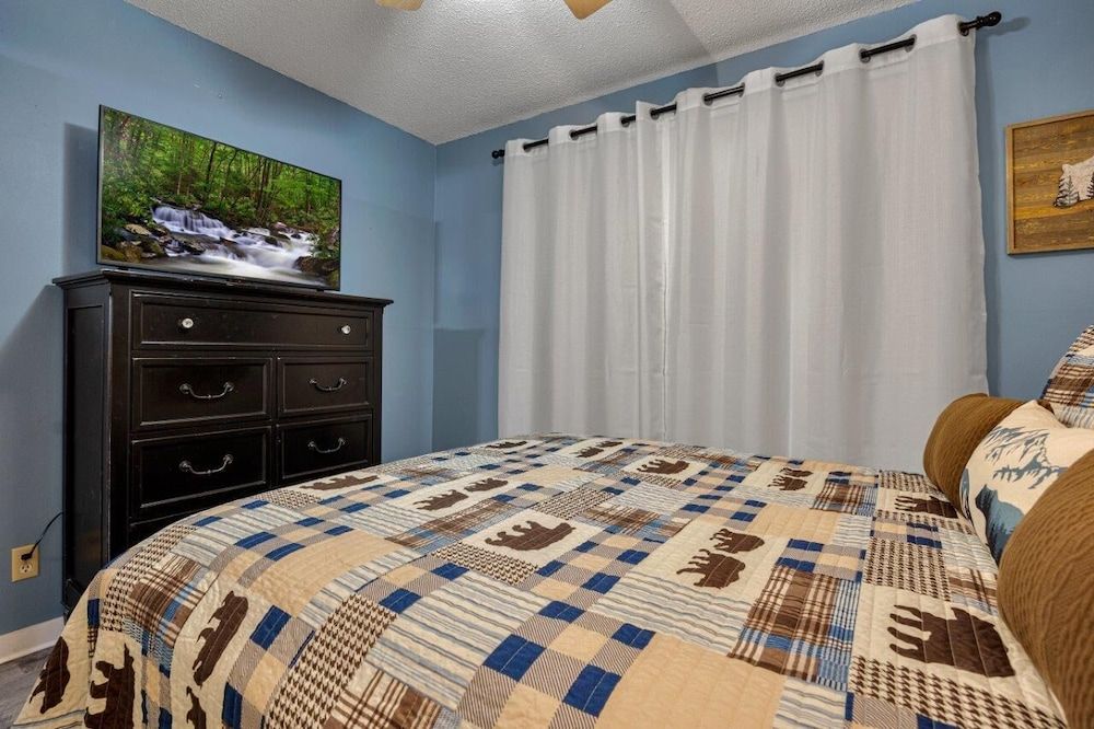 Bearadise Mountain Getaway Condo, 1 Queen Bed with Sofa bed, Patio, Garden View