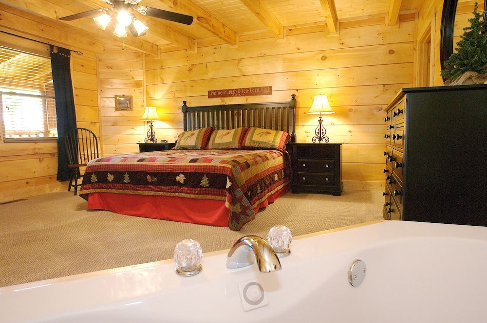 A Time to Remember - One Bedroom Cabin Cabin, Multiple Beds, Hot Tub 2