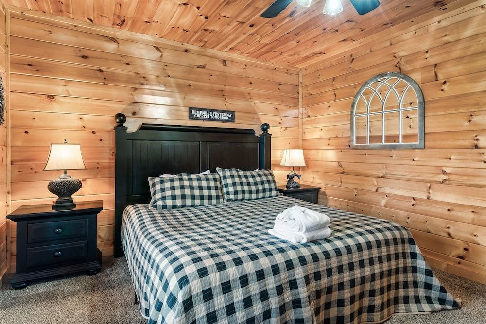 Deluxe Cabin, 6 Bedrooms, Hot Tub, Mountain View