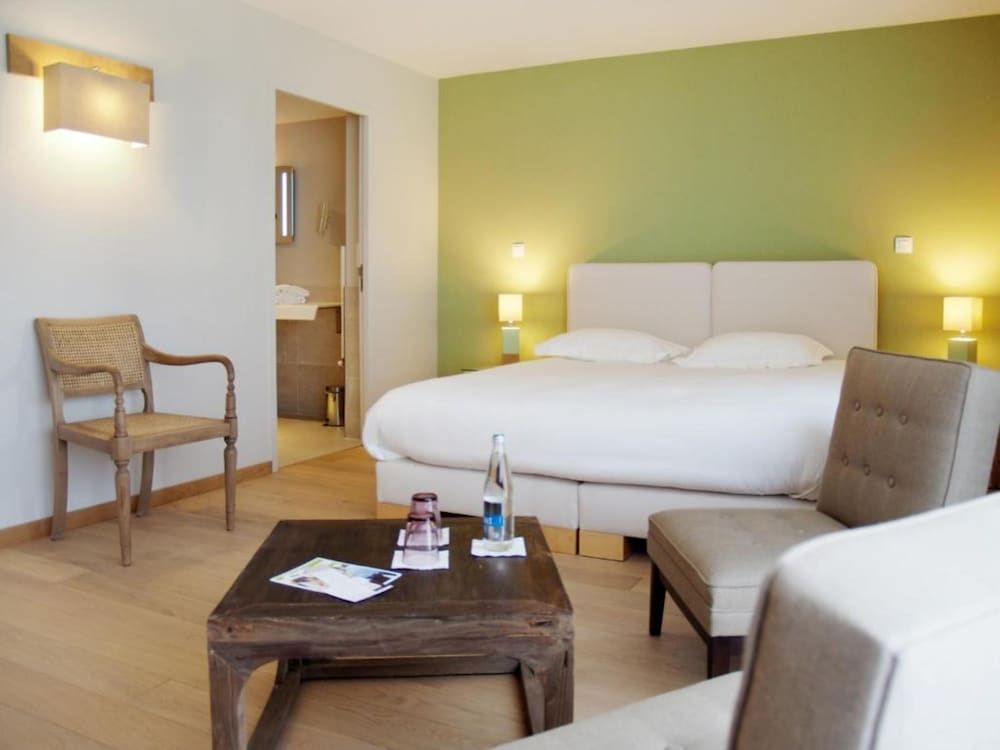 Logis d'exception Le Château de Sable Standard Double or Twin Room, Garden View 3