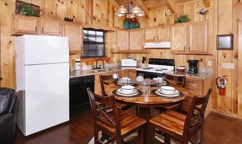 Moonshine Holler Basic Cabin 7