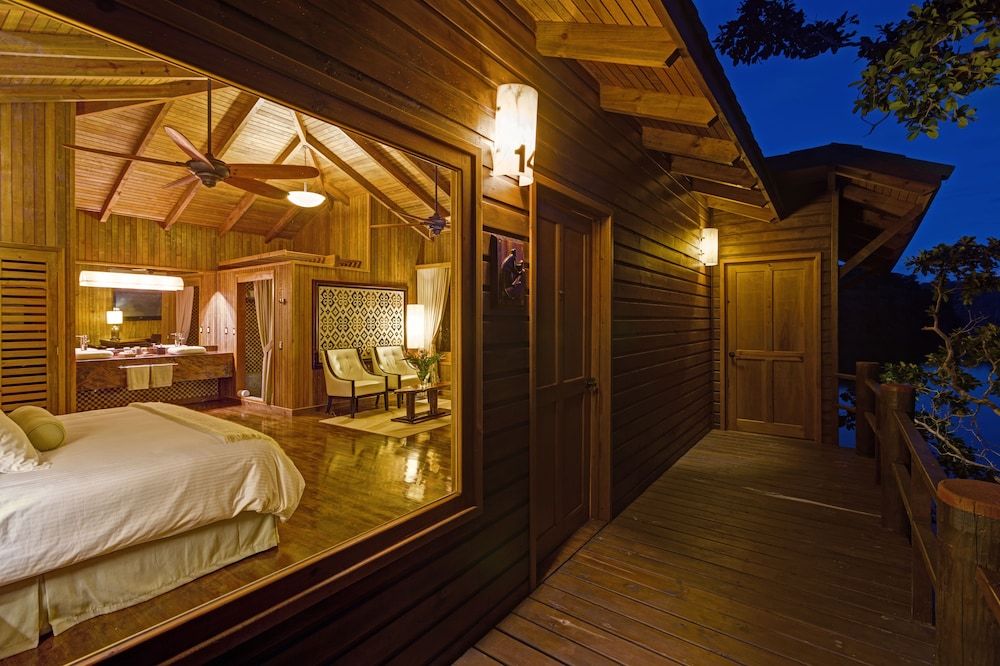 Las Lagunas Boutique Hotel E Waterfront Master Suite Single 8