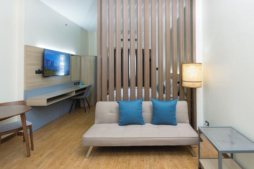 Microtel by Wyndham General Santos Suite, One Queen Bed, Non-Smoking 8