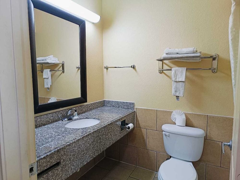 Capital O Deluxe Inn Channelview Houston I-10 King Bed Accessible with Kitchenette 7