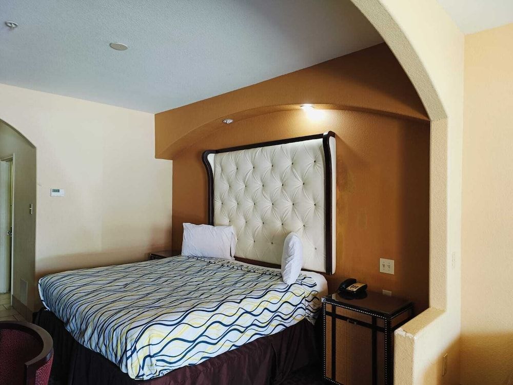Capital O Deluxe Inn Channelview Houston I-10 King Bed Accessible with Kitchenette