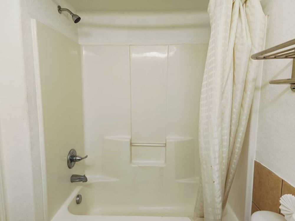 Capital O Deluxe Inn Channelview Houston I-10 King Bed Accessible with Kitchenette 4