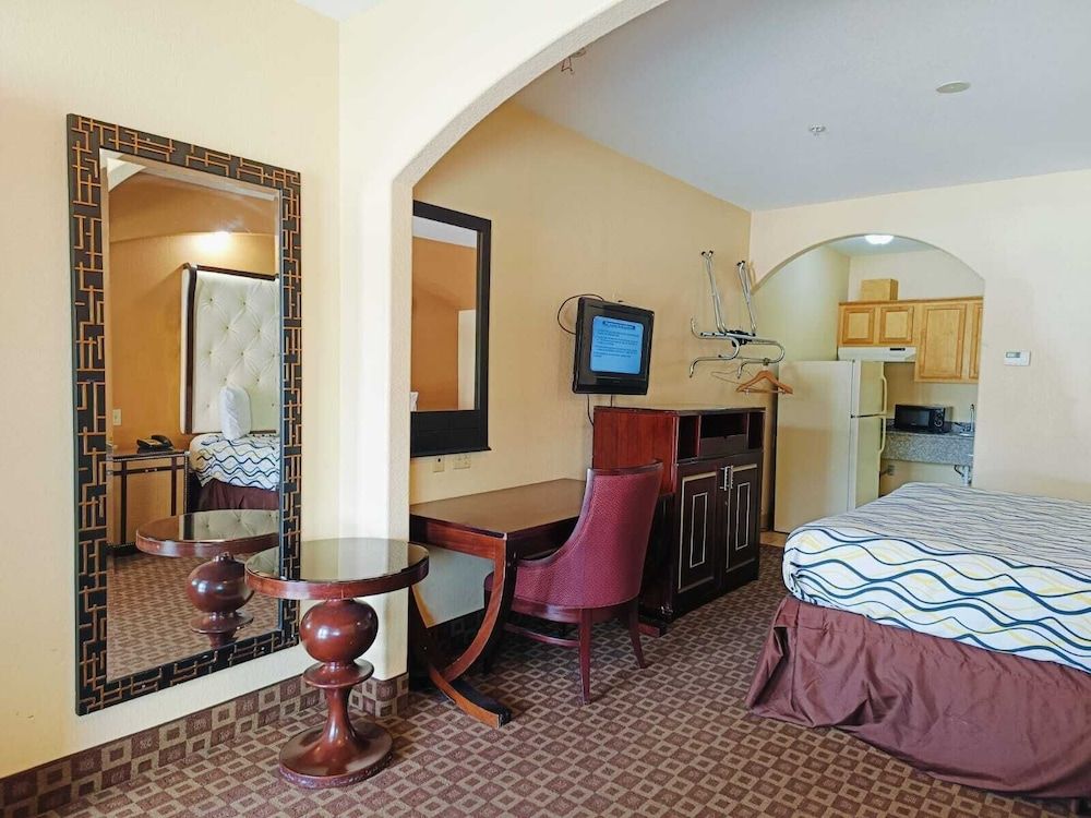 Capital O Deluxe Inn Channelview Houston I-10 King Bed Accessible with Kitchenette 11