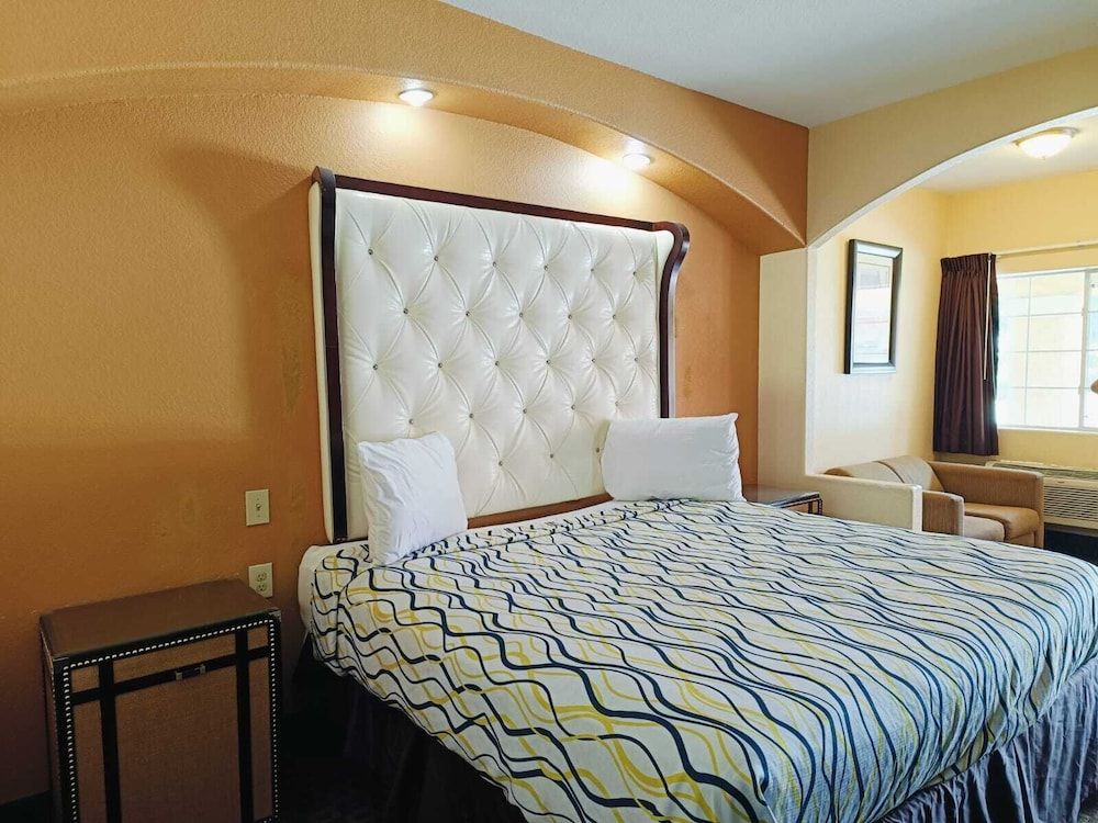 Capital O Deluxe Inn Channelview Houston I-10 King Bed Accessible with Kitchenette 2
